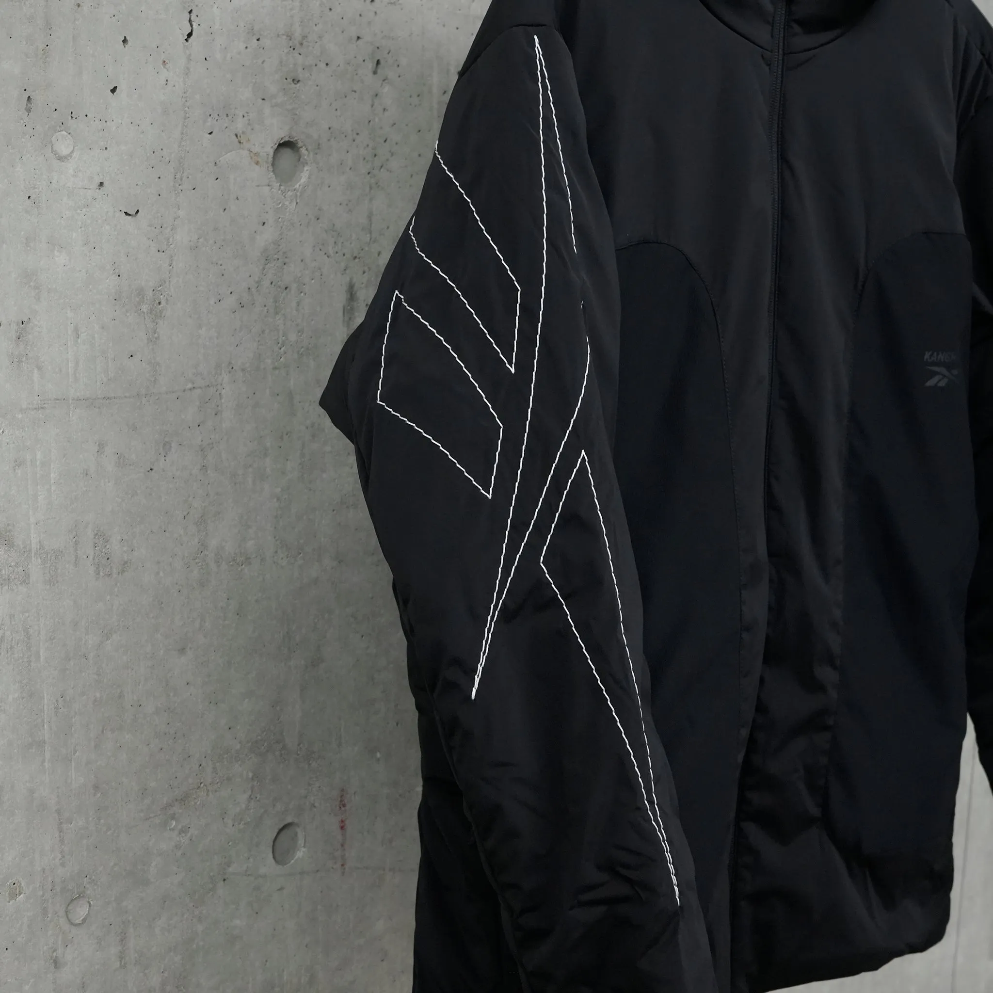 STITCHED LOGO PADDED JACKET / DARK GREY